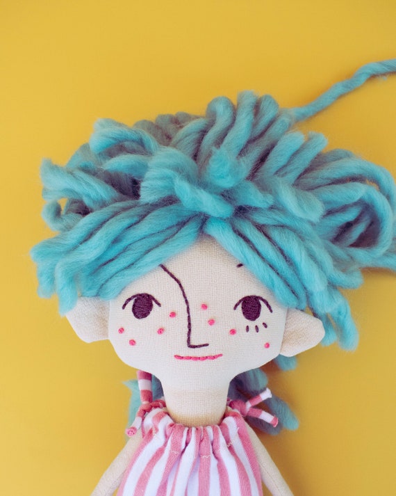Quina - Muñeca de tela, peluche de tela hecho a mano, Muñeca OOAK ecológica - Criaturis ~