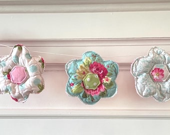 Quilted Flowers Garland Banner: Summer Decor Bunting
