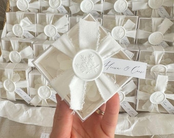 Gepersonaliseerde kaars bruiloft gunst – minimaal cadeau in doos, gunst vrijgezellenfeest, kaars aangepaste naam, elegant huwelijkscadeau