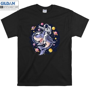 Astronaute Riding Shark T-shirt Funny Space Artsy T shirt Tshirt Oversized S M L XL XXL 3XL 4XL 5XL Hommes Femmes Unisexe D3425