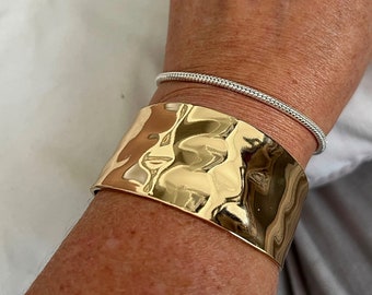 Bracelet manchette large martelée ajustable en Acier inoxydable dorée