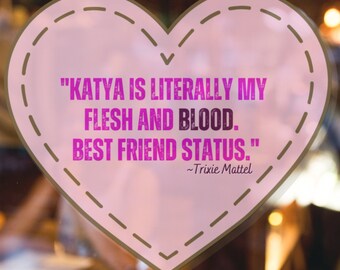 Pode incluir: Um adesivo em forma de coração rosa com uma citação sobre amizade. A citação diz: "KATYA IS LITERALLY MY FLESH AND BLOOD. BEST FRIEND STATUS." A citação é atribuída a Trixie Mattel.