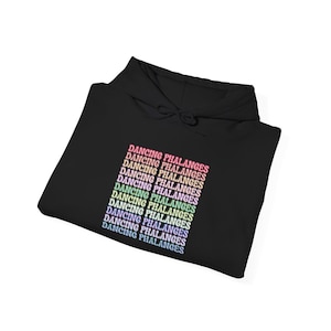 Puede incluir: Sudadera con capucha negra con el texto "DANCING PHALANGES" en degradado arcoíris. El texto se repite varias veces en la parte delantera. La sudadera tiene una capucha con cordón.