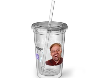 Puede incluir: Un vaso de plástico transparente con una pajita y una foto de un hombre sonriendo. El texto "Cheap" está escrito en el vaso.