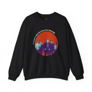 Könnte beinhalten: Schwarzes Sweatshirt mit Rundhalsausschnitt und Grafik einer Personengruppe in einem roten Kreis. Der Text "IF WE DON'T HANG TOGETHER, WE'LL DIE ALONE" ist um den Kreis gedruckt. Ein lässiger Stil.