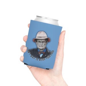 Könnte beinhalten: Blaue Kühltasche mit einem Foto eines Mannes mit Hut und Brille. Der Text auf der Kühltasche lautet "Ich kann es kaum erwarten, deine Leber zu wiegen."