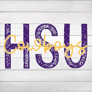 Puede incluir: Gráfico morado y dorado con las letras "HSU" y la palabra "Cowboys" escrita en una fuente de letra cursiva.