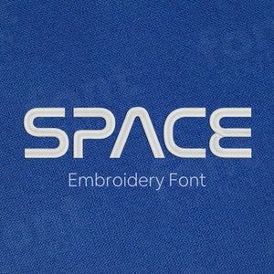 Könnte beinhalten: Weiß gestickter "SPACE"-Text auf blauem Stoffhintergrund. Der Text ist in einem futuristischen Schriftstil gehalten. Der Text "Embroidery Font" befindet sich unter dem Wort "SPACE".