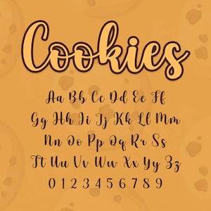 Puede incluir: Una fuente marrón con la palabra "Cookies" en estilo cursivo. La fuente incluye el alfabeto en letras mayúsculas y minúsculas, así como los números del 0 al 9.