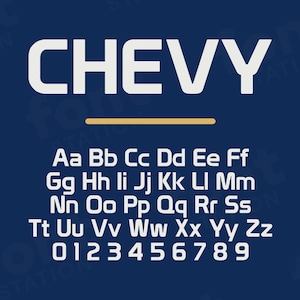 Puede incluir: Un diseño de fuente blanca con la palabra "CHEVY" en una fuente en negrita, de bloques. La fuente incluye letras mayúsculas, letras minúsculas y números. Las letras y los números son blancos sobre un fondo azul oscuro.
