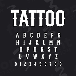 Puede incluir: Texto blanco "TATTOO" con un alfabeto y un conjunto de números a juego sobre un fondo gris oscuro. La fuente tiene un estilo clásico y audaz, adecuado para diseños de tatuajes y obras de arte relacionadas. También se incluyen los números 0-9.