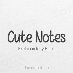 Puede incluir: Fondo blanco con las palabras "Cute Notes" en fuente gris oscuro y redondeada. Debajo, se muestra el texto "Embroidery Font". El logotipo de fontstation está en la parte inferior.