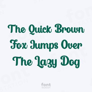 K&ouml;nnte beinhalten: T&uuml;rkisgr&uuml;ner Text auf wei&szlig;em Hintergrund. Der Text lautet "The Quick Brown Fox Jumps Over The Lazy Dog" in einer kursiven Schriftart. Die Worte "font station" stehen unten.