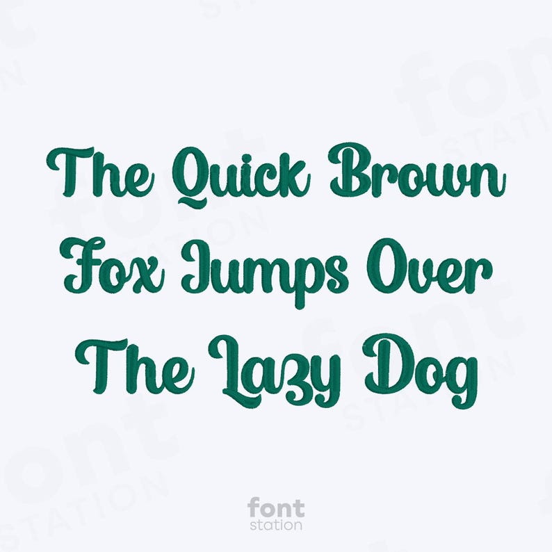 K&ouml;nnte beinhalten: T&uuml;rkisgr&uuml;ner Text auf wei&szlig;em Hintergrund. Der Text lautet "The Quick Brown Fox Jumps Over The Lazy Dog" in einer kursiven Schriftart. Die Worte "font station" stehen unten.
