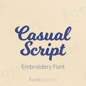 Op de afbeelding: Een crèmekleurige achtergrond toont de woorden "Casual Script" in een levendig blauw, cursief lettertype. Daaronder staat de tekst "Embroidery Font" in een kleiner, donkerblauw lettertype. Het logo "fontstation" staat onderaan.