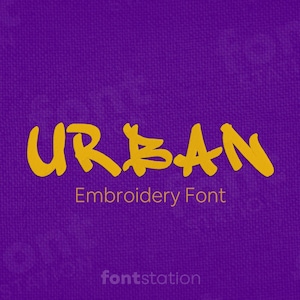 Op de afbeelding: Een geel "URBAN" borduurlettertype op een paarse achtergrond. De tekst is in een vetgedrukte, handgeschreven stijl.