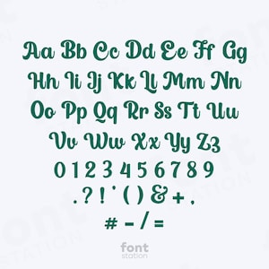 K&ouml;nnte beinhalten: Ein vollst&auml;ndiges Alphabet, Zahlen und Symbole in einer t&uuml;rkisgr&uuml;nen, kursiven Schriftart. Die Buchstaben sind in Gro&szlig;- und Kleinbuchstaben dargestellt, mit Zahlen von 0-9 und Satzzeichen. Unten steht "font station".