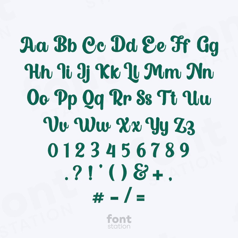 K&ouml;nnte beinhalten: Ein vollst&auml;ndiges Alphabet, Zahlen und Symbole in einer t&uuml;rkisgr&uuml;nen, kursiven Schriftart. Die Buchstaben sind in Gro&szlig;- und Kleinbuchstaben dargestellt, mit Zahlen von 0-9 und Satzzeichen. Unten steht "font station".