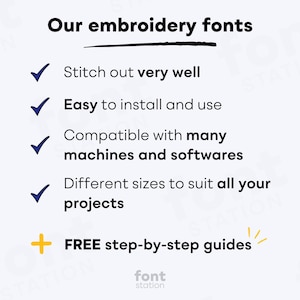 K&ouml;nnte beinhalten: Eine wei&szlig;e Grafik mit dem Text "Our embroidery fonts" und einer Liste von Funktionen. Zu den Funktionen geh&ouml;ren: gut sticken, einfach zu installieren, kompatibel mit vielen Maschinen, verschiedene Gr&ouml;&szlig;en und kostenlose Schritt-f&uuml;r-Schritt-Anleitungen. Unten ist das Logo der Schriftstation.
