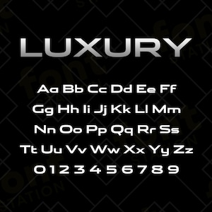 Puede incluir: Un estilo de fuente plateado llamado "Luxury" con letras mayúsculas, letras minúsculas y números. La fuente se muestra sobre un fondo negro.