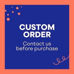 Puede incluir: Cuadrado azul con texto blanco que dice "CUSTOM ORDER Contact us before purchase". El fondo es azul sólido con algunos pequeños círculos naranjas en la esquina superior izquierda y una línea naranja ondulada en la esquina inferior derecha.