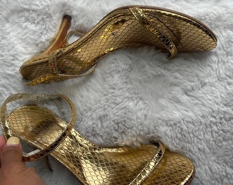 Gold Stuart Weitzman Strap Kitten Heels Gr. 6
