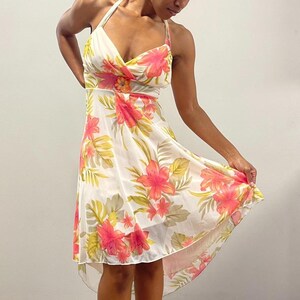 2000er Jahre Ruby Rox Neckholder-Kleid - Y2K Pink Tropical Print, High-Low-Saum (gekennzeichnet mit M, passt S)