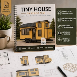 以下が含まれることがあります： Tiny House on Wheels Planというタイトルのスパイラル綴じの小冊子で、表紙には黄色いタイニーハウスのイラストが描かれています。この小冊子には、詳細な建築計画、ステップバイステップガイド、間取り図、3Dビュー、材料リストが含まれています。