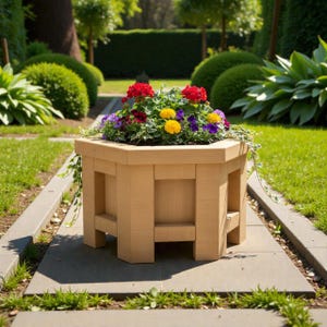 Könnte beinhalten: Ein hellbrauner Blumenkasten aus Holz, gefüllt mit bunten Blumen, darunter rote Geranien, gelbe Stiefmütterchen und lila Petunien. Der achteckige Pflanzkübel steht auf einem Steinweg in einem Garten. Die Box hat ein robustes, geometrisches Design.