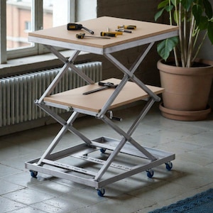 Peut inclure: Table élévatrice à ciseaux argentée avec deux plateaux en bois. Divers outils, dont un mètre ruban et des tournevis, reposent sur le plateau supérieur. La table a des roulettes bleues et est conçue pour la flexibilité de l'espace de travail.