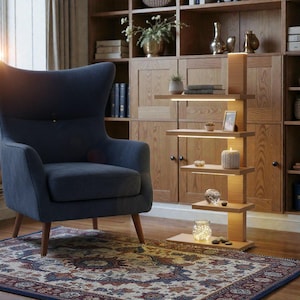 Könnte beinhalten: Ein marineblauer Sessel mit Holzbeinen steht auf einem gemusterten Teppich. Ein Holzregal mit integrierter Beleuchtung zeigt dekorative Gegenstände. Der Hintergrund zeigt einen Holzschrank und ein Fenster mit Vorhängen.