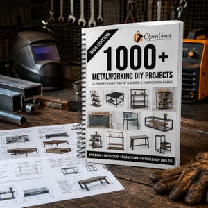 Puede incluir: Un libro de espiral titulado 1000+ Metalworking DIY Projects 2026 Edition, con portada blanca, texto negro y una cuadrícula de fotos que muestran varios muebles de metal, junto a diagramas técnicos impresos sobre una superficie de madera.