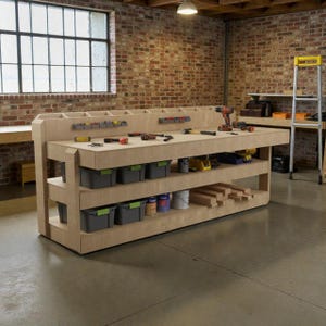 Peut inclure: Un grand établi en bois clair avec plusieurs étagères et bacs de rangement. Divers outils, dont des marteaux, des tournevis et une perceuse, sont disposés sur la surface supérieure. L'établi est dans un atelier avec un mur de briques en arrière-plan.