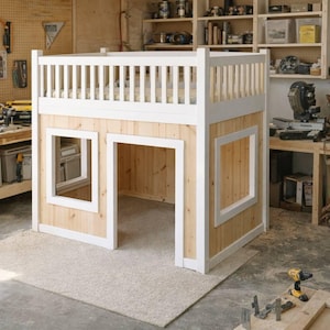Könnte beinhalten: Ein hölzernes Hochbett mit weißem Geländer und Zierleisten. Das Bett hat eine natürliche Holzoberfläche auf der unteren Ebene mit zwei fensterartigen Öffnungen und einem Türrahmen. Das Bett steht auf einem hellfarbigen Teppich.