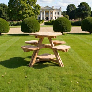 Puede incluir: Mesa de picnic de madera de varios niveles con asientos integrados. La mesa, de madera clara, está sobre un césped verde. Con un diámetro de aproximadamente 150 cm, está diseñada para varias personas.