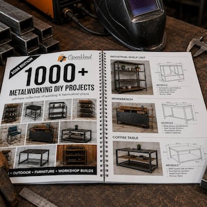 Puede incluir: Un libro de espiral titulado 1000+ Metalworking DIY Projects 2026 Edition, que presenta fotografías y diagramas técnicos de muebles industriales como estanterías, bancos de trabajo y mesas de centro con materiales y dimensiones en centímetros.