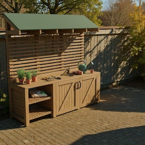 Puede incluir: Un banco de trabajo de jardinería de madera con techo verde, respaldo de listones y armario de almacenamiento. Pequeñas plantas en macetas, herramientas de jardinería y una regadera están dispuestas en la superficie. El banco tiene un estante inferior.