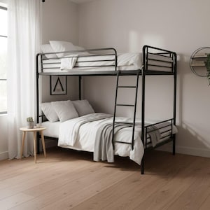 Puede incluir: Una litera de metal negro con ropa de cama blanca y una escalera incorporada. La cama tiene un diseño minimalista. La habitación tiene pisos de madera y una pequeña mesa auxiliar. Las dimensiones de la cama son en centímetros.