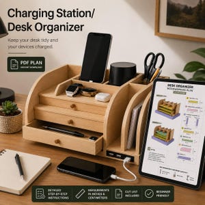 Könnte beinhalten: Eine Ladestation und ein Schreibtisch-Organizer aus hellem Holz mit drei kleinen Schubladen, mehreren Fächern, einem integrierten USB-Ladeanschluss und einem Tablet, das einen Holzbauplan mit dem Text Charging Station/Desk Organizer anzeigt.