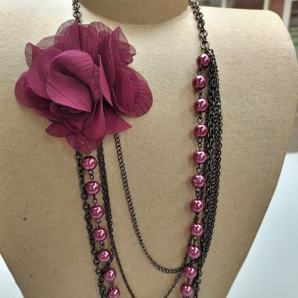 Romantischer Damenschmuck im Vintage-Modestil der 20er Jahre, bordeauxrote Rose, Halzkette