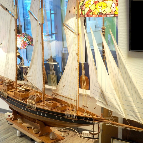 Imposantes Dreimast-Schoner Modell: Handgefertigte Meisterarbeit für Ihr Zuhause und Business / Segelschiff, Dekor für große Räume