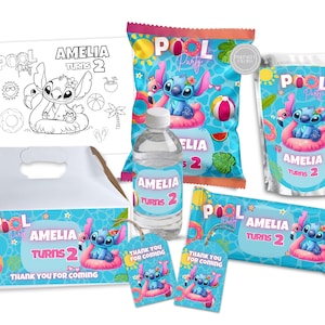 Puede incluir: Un conjunto de suministros para fiestas con un personaje de dibujos animados azul sobre un flotador de flamenco rosa. Incluye una hoja para colorear, bolsas de aperitivos, una botella de agua, una caja de recuerdos y etiquetas. El texto dice "Pool Party" y "Amelia Turns 2".
