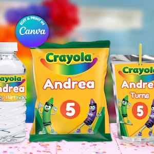 Może przedstawiać: Zestaw artykułów na przyjęcie urodzinowe w stylu Crayola, w tym butelka wody, torba na przekąski i karton soku. Każdy przedmiot jest żółty i zawiera imię "Andrea", liczbę "5" oraz postacie kredek Crayola.
