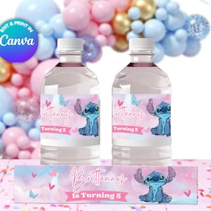 Può includere: Due bottiglie d'acqua in plastica trasparente con etichette rosa e blu che raffigurano un personaggio blu dei cartoni animati con un cuore rosa e il testo "Brittany compie 5 anni".