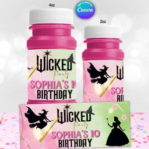 Puede incluir: Dos botellas de burbujas rosas con tapas blancas, etiquetadas como 4oz y 2oz. Las botellas presentan un tema de "Wicked Party" con una silueta de bruja, una varita mágica y el texto "SOPHIA'S 10 BIRTHDAY". También hay una pancarta a juego.