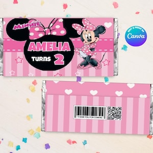 Puede incluir: Envoltorios de barras de caramelo rosas con Minnie Mouse, lunares y el texto "Amelia Turns 2". Los envoltorios tienen un fondo a rayas rosas y blancas con estrellas. La parte posterior presenta un patrón de rayas rosas y blancas con corazones blancos y un código de barras.