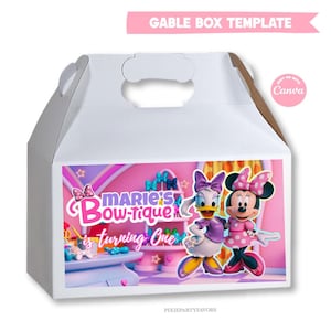 Puede incluir: Plantilla de caja Gable blanca con asa. La parte delantera presenta un diseño colorido con el texto "Marie's Bow-tique is turning One" e imágenes de Daisy Duck y Minnie Mouse. La parte superior de la caja tiene el texto "GABLE BOX TEMPLATE".