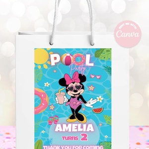 Puede incluir: Bolsa de regalo blanca con un diseño de Minnie Mouse en una fiesta en la piscina. El diseño incluye las palabras "Pool Party", "Amelia Turns 2" y "Thank you for coming". Minnie Mouse lleva gafas de sol y sostiene una bebida.