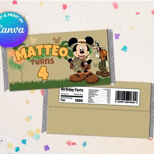 Puede incluir: Un envoltorio de barra de chocolate imprimible con Mickey Mouse y Goofy en sus atuendos de exploradores. El envoltorio está decorado con un tema de jungla verde y marrón y dice "Matteo cumple 4 años".