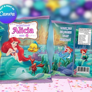 Könnte beinhalten: Zwei bunte Chipstüten mit Meerjungfrauen-Motiv. Eine Tüte zeigt den Text "Our Little Mermaid Alicia Turns 4" mit Arielle, Fabius und Sebastian. Die andere Tüte sagt "Danke, dass du zu meinem Geburtstag gekommen bist!" mit Arielle.